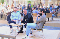 アウディの照明担当デザインダイレクター、セサール・ムンターダ氏（中央）。“のろし”の時代から人々が照明と常に関わってきたことを説いていた。