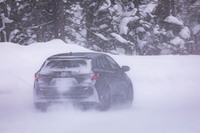 「トヨタ・カローラ ツーリング」の4WD車に205/55R16サイズの「アイスガード7」を装着。冬の北海道で一般道を試走し、その実力を確かめた。