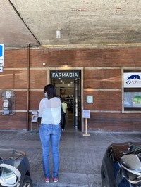 シエナ市が各戸に配ったマスクに続き、トスカーナ州からも無料配給されるというので、駅構内の薬局に並んでみる。