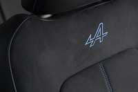 シートバックにはアルピーヌロゴのステッチがあしらわれる。シート全体の主だったステッチにも同じブルーを採用している。