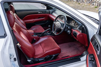 5代目「プレリュードSiR」のインテリア。レッドの合皮とモケットを組み合わせたシートには、今では見かけなくなったリビングっぽさを表現したインテリア感覚が漂う。