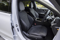 標準装備のスポーツシートの表皮はレザーARTICO（人工スエード）とマイクロカット（合皮）の組み合わせ。SUV全盛の現代ゆえ、こうしたポジションに座るだけでスポーティーな気分に浸れる。