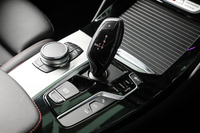 8段ATは「ドライビング・パフォーマンス・コントロール」と呼ばれるモード切り替え機構を備える。「ECO PRO」モードでは、燃料消費量低減に貢献する。