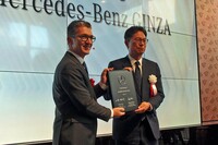 シュテルン世田谷の板東徹行 代表取締役社長（写真右）に盾を渡す、メルセデスAMGのミヒャエル・クネラー氏（同左）。今回の新店舗を介して、人々のラグジュアリーに対する理想に応えると意気込む。