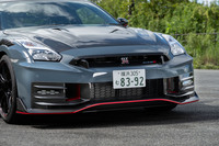 新デザインのフロントグリルは開口部を小さくしながらも冷却性能を向上。フォグランプのパターンも新しい。