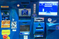 アウトストラーダ出口における現金およびクレジットカード用自動支払機。この人間工学を軽視したファサードや、煩雑さを増幅する勝手に貼られたステッカーとの対面を回避できるだけでも、イタリア版ETCはありがたい。