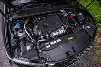 1.5リッター直4ディーゼルエンジン「BlueHDi」は、最高出力130PS/3750rpm、最大トルク300N・m/1750rpmを発生。8段ATを組み合わせている。駆動方式はFWDのみの設定となる。