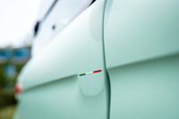 問題となったステッカーが写っている。