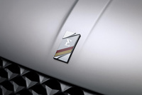 「E-TENSE」エンブレムがフロントに備わる。E-TENSEは、DSブランドの電動化モデルに広く用いられるネーミングである。