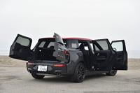 観音開きのスプリット式リアゲートが印象的な「MINIクラブマン」のエクステリア。閉めた状態では、中央部のピラーによって後方視界が妨げられる。