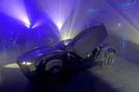 「アトラックス」はシザースドアを持つオフローダーだ。