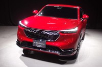 こちらはホンダアクセスの純正オプションを装着した新型「ヴェゼル」。「アーバンスタイル」「カジュアルスタイル」をキーワードに、さまざまなアイテムが販売される予定だ。