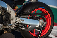 アプリリアから「トゥオーノV4ファクトリー」登場　スーパースポーツ由来の高性能モデルの画像