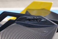 リアスポイラーは3段階の手動調整が可能。試乗車はみな「ALTO（高い）」にセットされていたが、「MEDIUM（中間）」と「BASSO（低い）」が選べる。