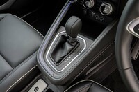 シフトセレクターには回生ブレーキを最大化できる「B」レンジが追加されている。レバーの基部には「E-TECH」バッジがあしらわれる。