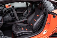 「ウラカンEVO」には、ヒーター付きフル電動シート（写真）もしくはレーシングシート（バケットタイプ／手動調整機構のみ）の2タイプが用意されている。