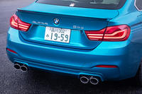 リアから確認できるベースモデルとの差異はさほど多いとは言えないが、左右それぞれ2本出しとなるエキゾーストパイプが、アルピナのオリジナルとなる。