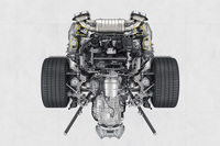 「ポルシェ911」シリーズのなかで最もベーシックな「911カレラ」に搭載される3リッターの水平対向6気筒ツインターボエンジンは、最高出力385PS/6500rpm、最大トルク450N・m/1950-5000rpmを発生。「911 GT3」は4リッターの水平対向6気筒自然吸気エンジンを採用する。