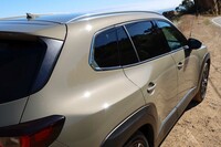 大きく張り出したフェンダーも特徴的なディテールのひとつ。台形を描くアーチモールと相まって、タフなイメージを強調する。