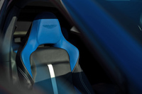 最高出力707PSの高性能モデル「アストンマーティンDBX707」が登場の画像