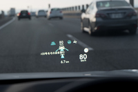 周囲の状態からハンズオフ走行が可能となると、ハンドルのインジケーターや、メーターおよびヘッドアップディスプレイの表示色が、グリーンからブルーに切り替わる。