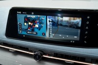 センタースクリーンも12.3インチ。写真は現在のバッテリー残量でどこまで走れるかを表示したところ（左）。マップに重ねられるので分かりやすい。