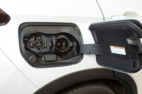 バッテリーは、AC200V／15Aの普通充電器を使った場合、約4.5時間で満充電が可能。CHAdeMO規格の急速充電器を使うと、約25分で80％まで充電できる。