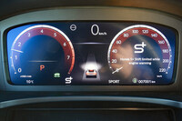 「ホンダS＋ Shift」をオンにすると、ディスプレイにパワーフローメーターに代えてエンジン回転計が表示される。