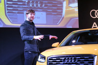 「アウディQ2」の発表会において、同車の特徴を説明するマティアス・フィンク氏。