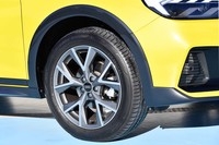 ホイールのサイズは「Q2」と同じ17インチながら、タイヤは10mm細身の205/55サイズのものが組み合わされていた。