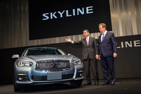 2013年11月の、現行型「スカイライン」発表会の様子。ともに写るのは、日産自動車の西川廣人副社長とアンディ・パーマー副社長（ともに当時）だ。
