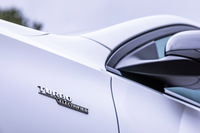 M139には、F1由来となる排気タービンとコンプレッサーの間に電動モーターを挟み込んだ「エレクトリックエキゾーストガスターボチャージャー」が組み込まれている。フロントフェンダーにはそれを示すエンブレムが誇らしげに備わる。