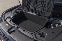 ボンネットの下にも容量60リッターの収納スペースが用意されている。