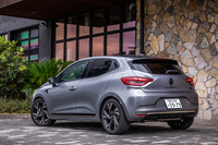 「ルーテシアE-TECHエンジニアード」のボディーサイズは全長×全幅×全高＝4075×1725×1470mm、ホイールベースは2585mm。これらの数値はベースとなった「ルーテシアE-TECHフルハイブリッド」と同一である。