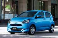 永福：「『ダイハツ・ミラ イース』までプレスラインがビンビンなんだから、エッジでクルマを高級に見せる時代は終わったんだ！」
	ほった：「そんな極端な」