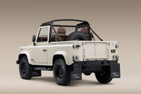 クラシックディフェンダー ワークスV8ムロマチエディション（写真はソフトトップを下げた状態の「90」。次写真も同じ）