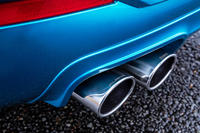 ボリュームはさほど大きいとはいえないが、エキゾーストパイプは、アルピナ製ツインターボエンジンの独特なサウンドを奏でる。