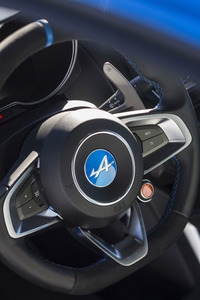 ステアリングホイールはボトム部分がフラットな形状な“Dシェイプ”タイプ。その背後にはステアリングコラム固定式のシフトパドルが備わる。