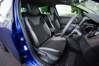 フロントシートの形状が変更され、よりサポート性が高められている。