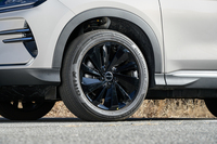 タイヤサイズは前後とも19インチ。この試乗車はインドネシアのタイヤメーカーであるGiti（ジーティー）の「ジーティー コントロールP10」を履いていた。高い静粛性やグリップ力が売りのハイパフォーマンスタイヤに属するようだ。