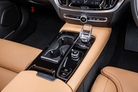 スウェーデンのオレフォス社が手がけるクリスタル製のシフトノブは、最上級グレードの「インスクリプション」にのみ装備。従来型ではスタート／ストップスイッチの下にドライブモード選択スイッチが備わっていたが、最新型では廃止されている。