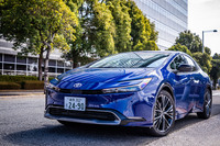 2023年1月に発売されたトヨタの新型「プリウス」。プラットフォームには進化した第2世代の「TNGA」が用いられ、従来モデルと同じくHEVとPHEVをラインナップする。今回は先に販売が開始された前者の4WD車に試乗した。