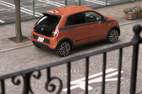 2017年に販売された限定モデルと今回のカタログモデルのちがいは微小で、外観ではボンネットとルーフに施されたデカールの有無のみとなっている。