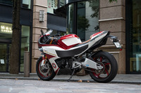 イタリアの独創的なバイクメーカー、ビモータのスーパースポーツモデル「KB4」。デザインだけでなく動的なキャラクターもユニークで、同じエンジンを搭載する「カワサキ・ニンジャ1000SX」より42kgも軽く、50ｍｍも軸間距離が短い。