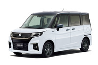 現行型「ソリオ」の発売時にカタログ落ちしたフルハイブリッドモデルは約2年後の2022年末に復活。ガソリン価格高騰によるカスタマーの声に応えての対応だという。