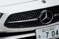 エクステリアでは、新たに採用された「スターパターングリル」が特徴。グリル内にスリーポインテッドスターの模様がちりばめられている。