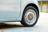 14インチのスチールホイールはハーフキャップ付きだ。