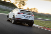 前後のトルク配分は、平時は前40：後ろ60。走行状態により、フロントに最大70％、リアには最大87％のトルクが伝達されるようになる。