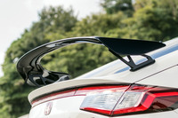 空力パーツはいずれも実効性を備えたもので、200km/h走行時にはフロントフードが42N、フロントスポイラー＆アンダーカバーが207N、リアディフューザーが63N、リアスポイラー（写真）が580N、標準車の「シビック」より大きなダウンフォースを発生する。