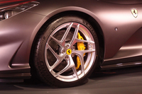 ホイールは前後とも20インチ。「F12tdf」と同サイズのタイヤが組み合わされる。